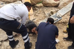 Tonlarca ağırlıktaki vincin altında kaldı