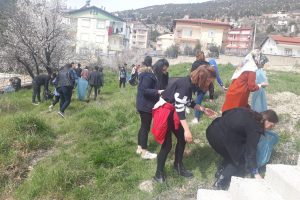 &Uuml;niversite &ouml;ğrencileri &ccedil;evre temizliği yaptı