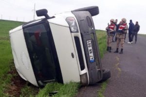 &Ouml;ğrenci servisi devrildi: 4 yaralı