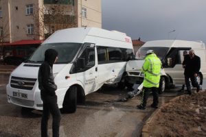 &Ouml;ğrenci servisi ile minib&uuml;s &ccedil;arpıştı: 4 yaralı
