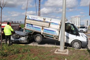 Zincirleme kazada kamyonet altında kalan otomobilin s&uuml;r&uuml;c&uuml;s&uuml; &ouml;l&uuml;mden d&ouml;nd&uuml;