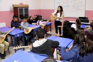 Yavuz Bing&ouml;l'den &ouml;ğrencilere enstr&uuml;man