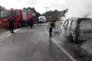 Seyir halinde alev alan ara&ccedil; k&uuml;l oldu