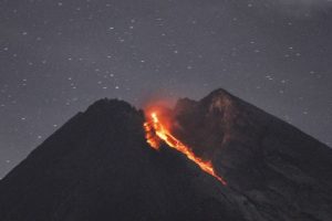 Endonezya'nın Agung Yanardağı'nda hareketlilik