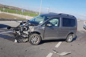 İki otomobil &ccedil;arpıştı: 4 yaralı