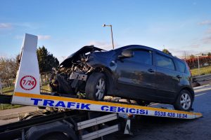 TEM otoyolunda bir otomobil l&uuml;ks cipe &ccedil;arptı