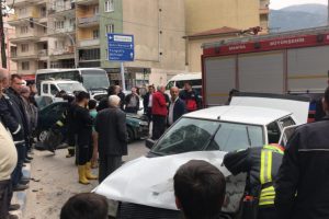 İki otomobil kafa kafaya &ccedil;arpıştı
