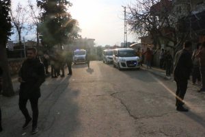 Komşu aileler arasında bı&ccedil;aklı kavga