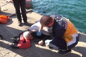 Kuvvetli r&uuml;zgar nedeniyle denize d&uuml;şt&uuml;