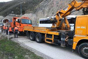 Bursa'da Karayolları aracı devrildi: 3 yaralı