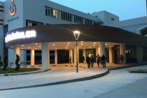 Cezaevi h&uuml;k&uuml;ml&uuml;s&uuml; hastanenin 4'&uuml;nc&uuml; katından atladı