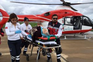 Ambulans helikopter trafik kazasında yaralanan vatandaş i&ccedil;in havalandı