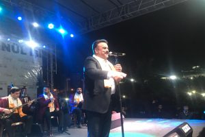 B&uuml;lent Serttaş sahne direğine tırmandı!