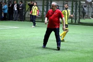 TBMM Başkanı Mustafa Şentop, halı saha ma&ccedil;ı yaptı
