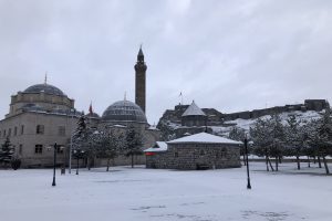 Kars'ta kış h&uuml;k&uuml;m s&uuml;r&uuml;yor