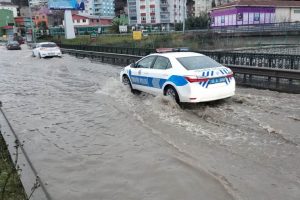 Patlayan su borusu k&ouml;pr&uuml; &uuml;zerini g&ouml;le &ccedil;evirdi