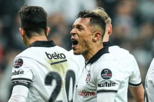 Adriano anlaşmaya vardı! İşte yeni takımı