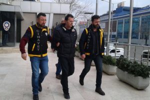 Bursa'da eşini sokak ortasında &ouml;ld&uuml;ren kocaya, 'tahrik' ve 'iyi hal' indirimiyle 20 yıl hapis