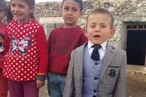 Sosyal medyayı sallayan k&uuml;&ccedil;&uuml;k muhtar adayından ikinci video