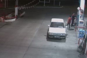 &Ccedil;alıntı aracın alkoll&uuml; s&uuml;r&uuml;c&uuml;s&uuml; nezaketi elden bırakmadı