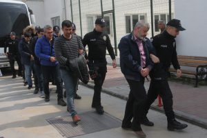 Şafak vakti ter&ouml;r operasyonuna 9 g&ouml;zaltı
