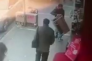 Mağazanın &ouml;n&uuml;nden televizyon hırsızlığı kamerada
