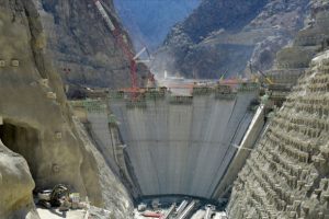 Eyfel ile yarışan Yusufeli Barajı'nda 79 metre y&uuml;ksekliğe ulaşıldı