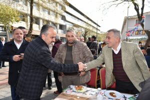 Bursa B&uuml;y&uuml;kşehir Belediye Başkanı Aktaş, &ccedil;arşı esnafıyla bir araya geldi
