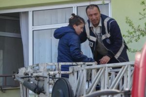 Polisi arayıp b&ouml;yle yardım istedi! "Babam beni eve kilitledi"