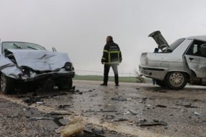 İki otomobil &ccedil;arpıştı! &Ouml;l&uuml; ve yaralılar var