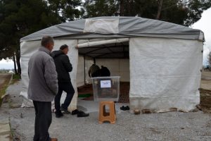 Deprem b&ouml;lgesinde oy kullanma &ccedil;adırı kuruldu
