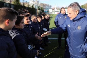 Ersun Yanal, 49 ma&ccedil;tır yenilmeyen Fenerbah&ccedil;e U13 takımıyla buluştu