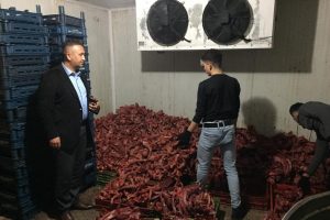 1 ton ka&ccedil;ak kesilmiş tavuk eti ele ge&ccedil;irildi