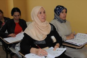 Faslı gelini ile okuma yazma &ouml;ğreniyor