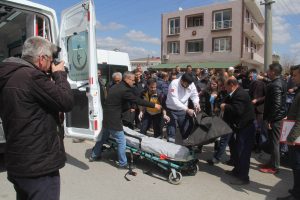 Okuldan d&ouml;nen kız &ouml;ğrenci otomobilin altında kaldı