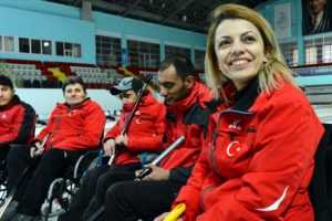 G&uuml;ler y&uuml;z&uuml;yle engellileri hayata bağlıyor