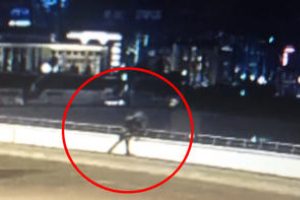 Korkun&ccedil; g&ouml;r&uuml;nt&uuml;! Karısını kucaklayıp aşağı attı...