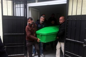 Kamyonetin altında kalarak can verdi!