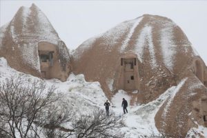 Baharda yağan kar Kapadokya'da g&uuml;zel g&ouml;r&uuml;nt&uuml;ler oluşturdu