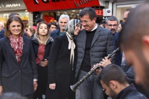 Zeybekci'den sokak konseri