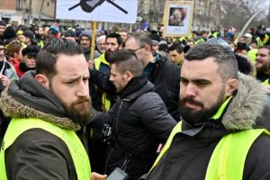 Sarı yeleklilerin liderine 'izinsiz g&ouml;steriden' para cezası