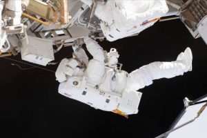 UUİ'de batarya değişimi i&ccedil;in astronotlar uzay y&uuml;r&uuml;y&uuml;ş&uuml;ne &ccedil;ıktı