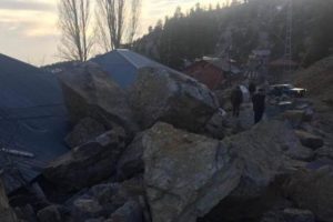 Dev kayalar evin &uuml;zerine d&uuml;şt&uuml;