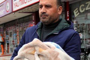 5 aylık bebeği eczaneye bırakıp ka&ccedil;tı