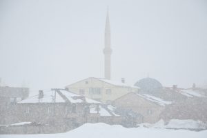 Y&uuml;ksekova'da kar yağışı