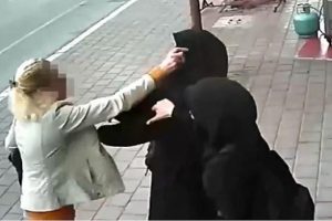 Baş&ouml;rt&uuml;l&uuml; gen&ccedil; kızlara hakaret iddiasına soruşturma