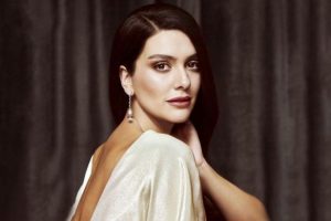 Berg&uuml;zar Korel cesur dekolteleriyle dikkat &ccedil;ekiyor