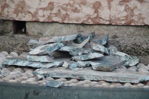 Anıttan d&uuml;şen mermer par&ccedil;a Koreli turisti yaraladı