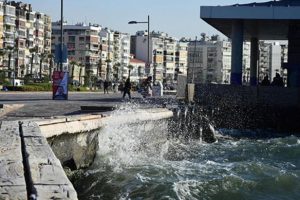 Şiddetli r&uuml;zgar İzmir'i etkisi altına aldı