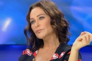 H&uuml;lya Avşar, beyaz mini elbisesiyle beğeni topladı